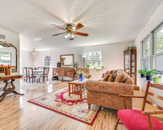 Private Deck Berkeley Springs Getaway! - Berkeley Springs - Living room