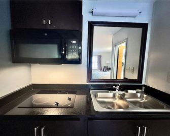 HomeTowne Studios by Red Roof Augusta - Augusta - Bedroom