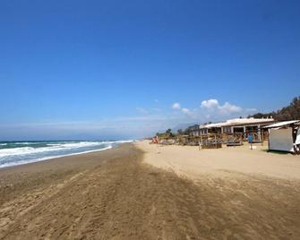 Belvilla by OYO Golden Beach house - Marbella - Bãi biển