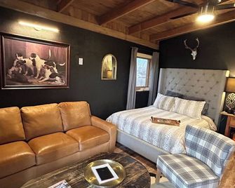 River View, Red River Carriage House - Shreveport - Living room