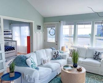 Beautiful & Light across from Beach & Sunsets - Blaine - Wohnzimmer