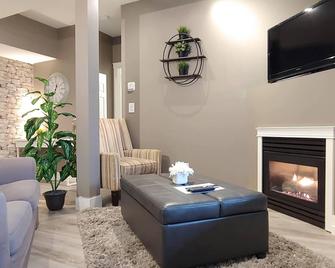 2bdrm Suite in Executive Home with Sweeping Mountain and Valley Views - Abbotsford - Living room