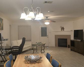 House close to Hobby/downtown/ mall - Houston - Living room