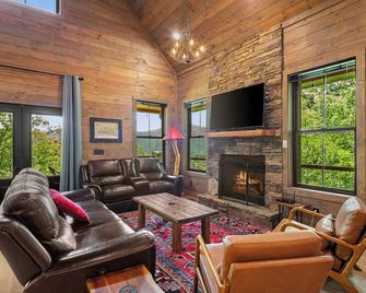Long Views Retreat/3 Suites/Pet-Friendly - Sleeps 8 - Waynesville - Living room