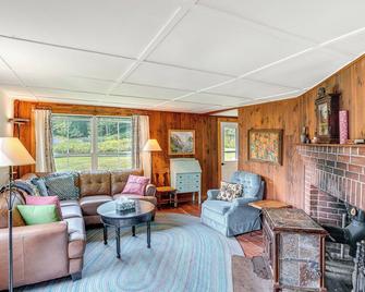 Hawley Home w/ Deck & Mtn Views: Swim, Ski & More! - Charlemont - Wohnzimmer