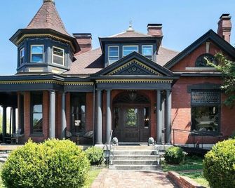 Clean, comfortable and modern cottage in trendy and historic Lockeland Springs - Nashville - Building