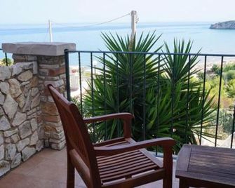 Appartamenti Serena - Peschici - Balcón