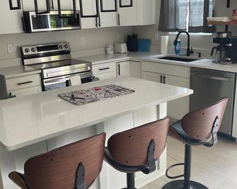 Charming 3-bedroom house in Ruther Glen with WiFi and AC - Ruther Glen - Keuken