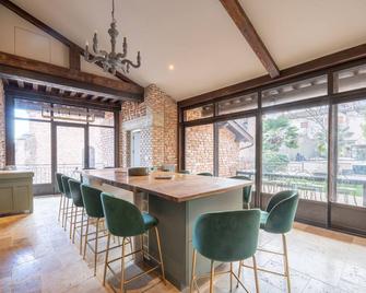 L'academie - Leynes - Comedor