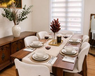 Luxury 4br Aurora Home , Near Yonge , Bbq , Parking - Aurora - Dining room