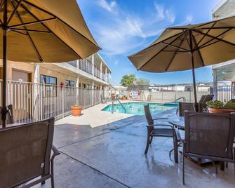 Rodeway Inn Magic Mountain Area - Castaic - Zwembad