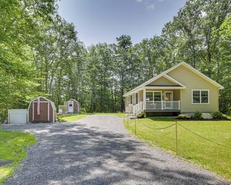 Maine Cottage with Dock and Kayaks, Near Augusta! - Augusta - Building