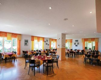 Hotel Haus Am Ahorn - Schöneck - Restaurante
