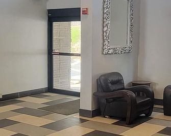 The Royal Inn & Suites - אקרון
