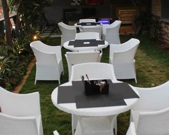 Hostel, Home, Cafe, Hangout :- Check In 24 Hour Base. - Jaipur - Pátio
