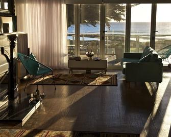 Penguin Beachfront Apartments - Penguin - Living room