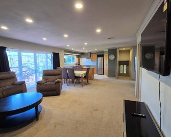 Cozy FarmStay with Spa - Pokeno - Sala de estar