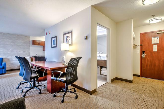 Comfort Inn Suites South Aed 271 A E D 3 2 0 Calgary Hotel