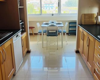 Come and enjoy peace, quiet and views of the sea and mountains in your comfort. - Vila Franca do Campo - Kitchen