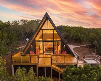 Modern Aframe Tucked in Nature with Hot Tub & View - Kyle - Budova