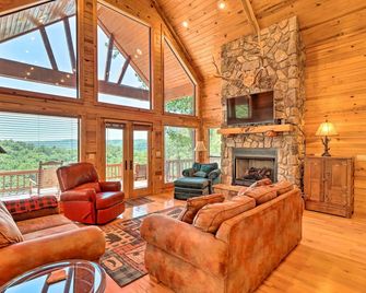 Peaceful Cabin w/ Deck + Scenic Mtn Views! - Mountain View - Living room