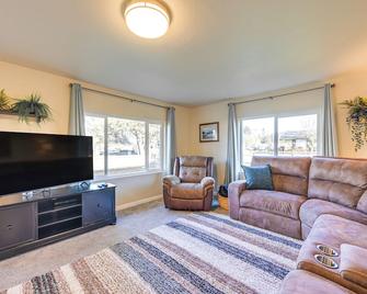 Family-Friendly Cottage w/ Playground in Centralia - Centralia - Living room