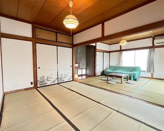A single house rental inn overlooking vineyards, perfect for a wine trip. - Yamanashi - Dining room