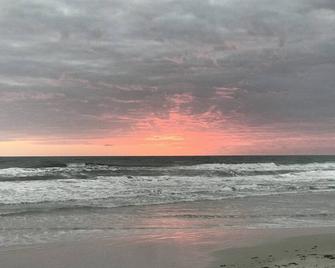 Condo on oceanfront property less than mile from boardwalk - Daytona Beach - Beach