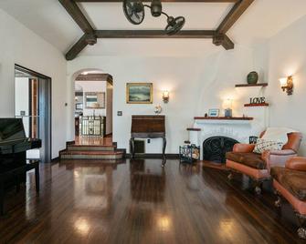 Mediterranean-Style Villa in Point Loma - San Diego - Olohuone