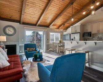 Seatac Condo Close To Everything! - Tukwila - Living room