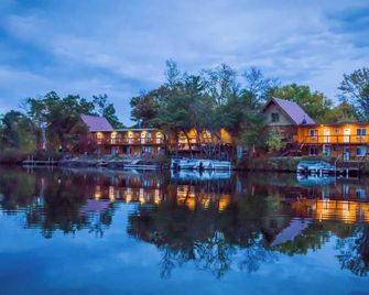 Have a peaceful getaway in Room 18 - The Duck Blinds - Curriers Lakeview Lodge - Rice Lake