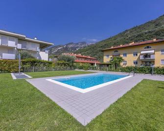 Torbole Relax, Pool & Balcony Apartment - Nago–Torbole - Zwembad