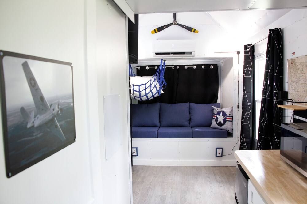 Cozy cabin with queen memory foam bed in peaceful spot outside town - Iola