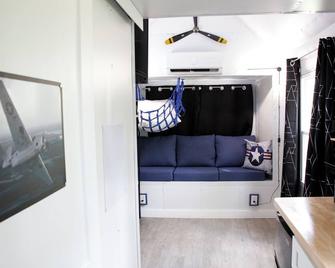 Cozy cabin with queen memory foam bed in peaceful spot outside town - Iola