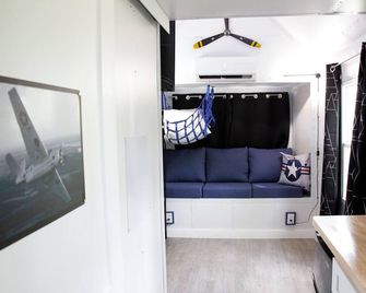 Cozy cabin with queen memory foam bed in peaceful spot outside town - Iola