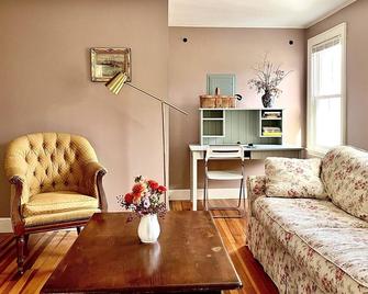 Spacious and private 2nd floor 2bed apartment in Yarmouth Village. - Yarmouth - Living room