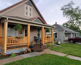Escape to this stylish, centrally-located home, freshly renovated for your family's comfort - Sheridan - Bygning