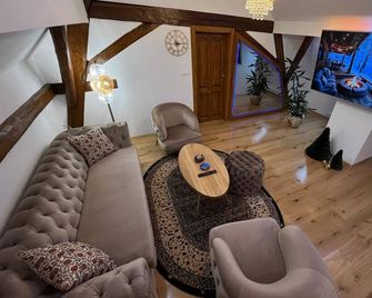 La Luna Royal Deluxe Luxury House with Pool & Jacuzzi, Bikes and Secured Parking - Našice