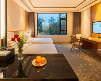 Ziqing Lake Hot Spring Holiday Hotel - Zhenjiang - Ložnice