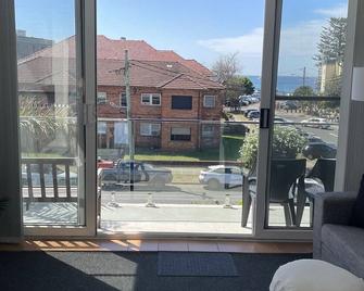 Eloura Gardens 100m to Beach - Cronulla - Balkon