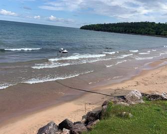 Lake Superior - Gorgeous Views From Waterfront Home In Marquette - Marquette - Beach