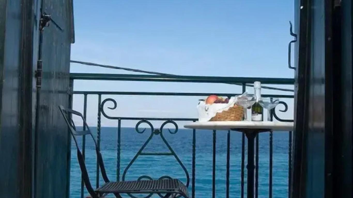 ميليتي جيست هاوس