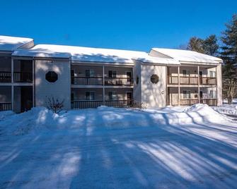 2 bedroom 2 bath condo on the Saco, onsite pool, near outlets - Conway - Bygning