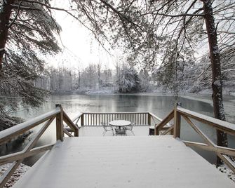 This charming cozy cottage has a private hot tub, deck for fishing. - Monticello - Balcón