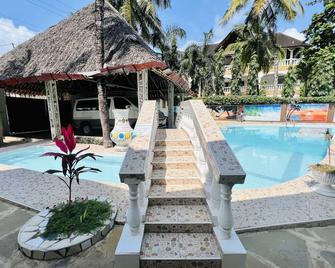 2 minutes walk to the Beach!3 bedroom villa - Diani Beach - Piscina