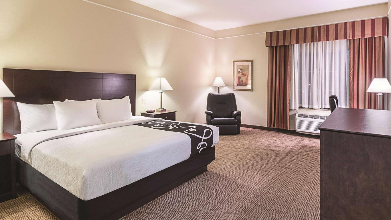 لا كينتا إن آند سويتس باي ويندام واكساهاتشي