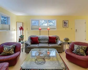Anchorage Vacation Rental Near Coastal Trail! - Anchorage - Living room