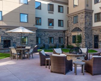 Staybridge Suites EAU Claire - Altoona By IHG - Altoona - Innenhof