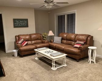 Stunning home with huge game room plenty of space for relaxing and fun.Sleeps 14 - Angola - Sala de estar