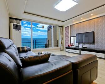 Yeongdeok Ilhwasu Pension - Yeongdeok - Sala de estar